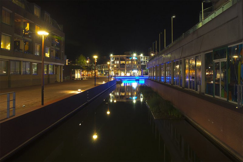 Lichtarchitectuur van het NLI in Almelo.